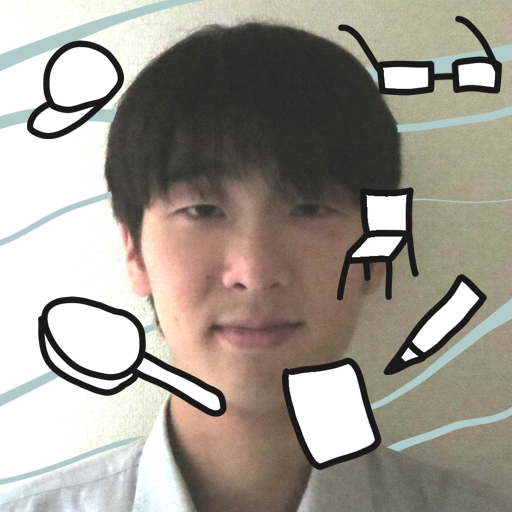 佐波の顔写真に、帽子・眼鏡・椅子・フライパン・紙・ペンのイラストが追加され、背景に水色の線の模様が描かれた画像