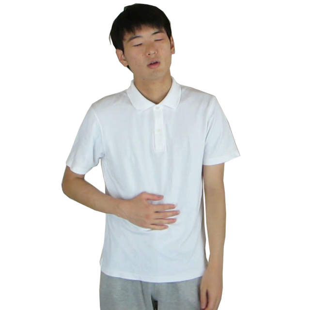 立っている人が右手をお腹に当てている。目を閉じて口を少し開けている。