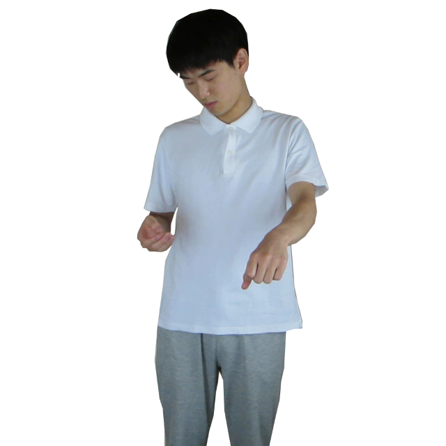 左手で何かを持っている。右手はお腹ぐらいの高さにあり、何かを操作している。目線は右手の辺りを向いている。