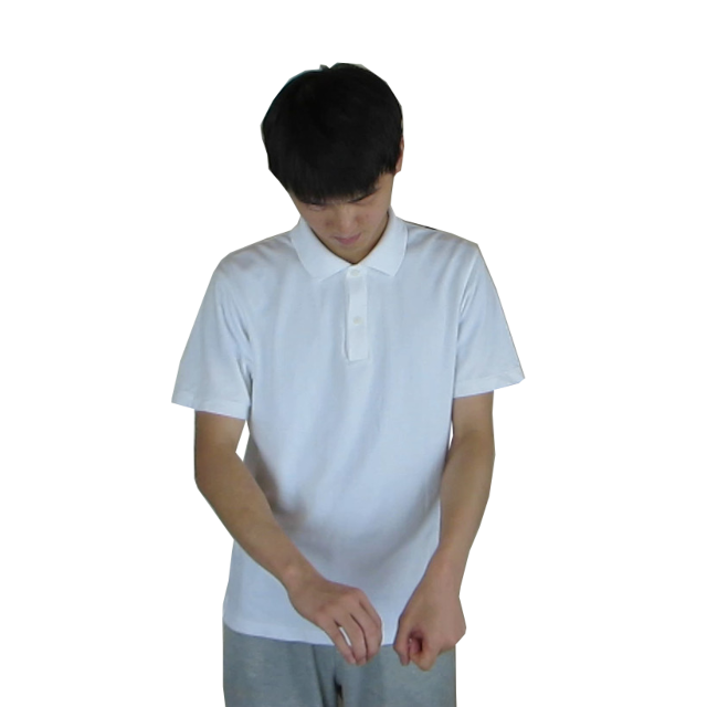 下を見ている人。両手が腰の高さにある。左手で何かを握っている。右手は左手の近くにあり、指を丸めている。